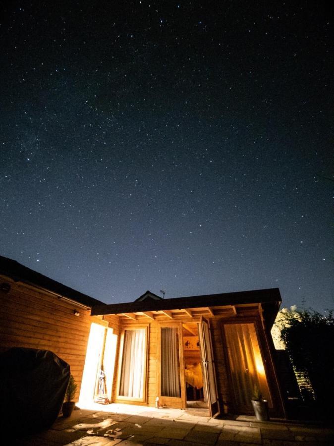 Moors Wood Relaxing ,Tranquil Retreat With Hot Tub Villa Chippenham  Exterior photo