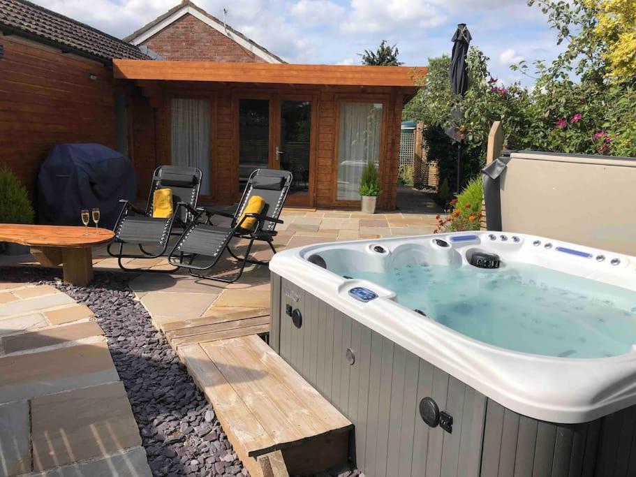 Moors Wood Relaxing ,Tranquil Retreat With Hot Tub Villa Chippenham  Exterior photo