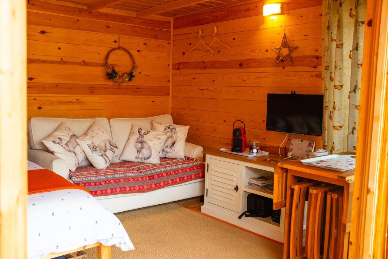 Moors Wood Relaxing ,Tranquil Retreat With Hot Tub Villa Chippenham  Exterior photo