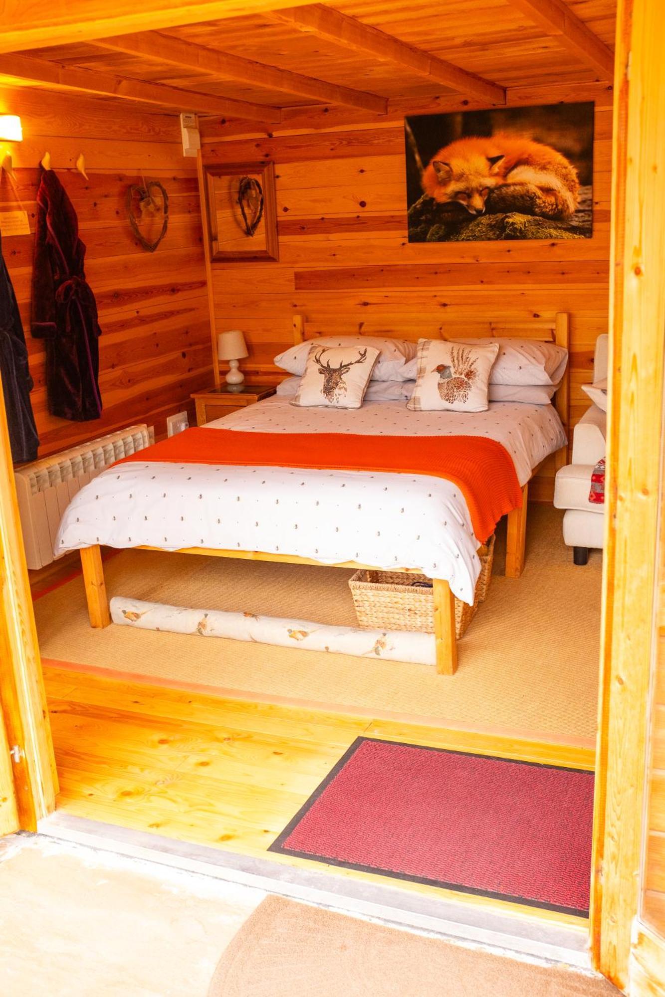 Moors Wood Relaxing ,Tranquil Retreat With Hot Tub Villa Chippenham  Exterior photo