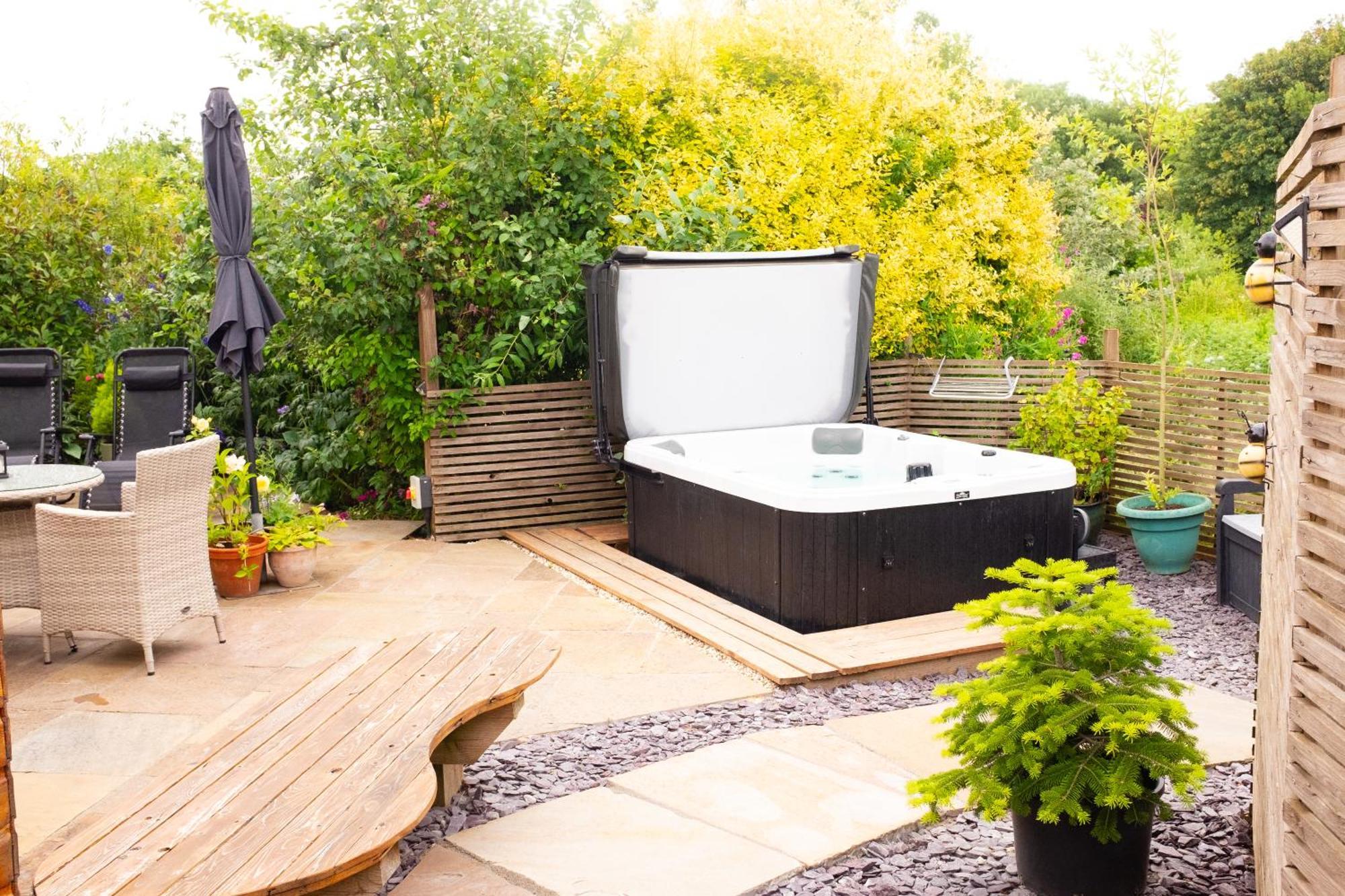Moors Wood Relaxing ,Tranquil Retreat With Hot Tub Villa Chippenham  Exterior photo