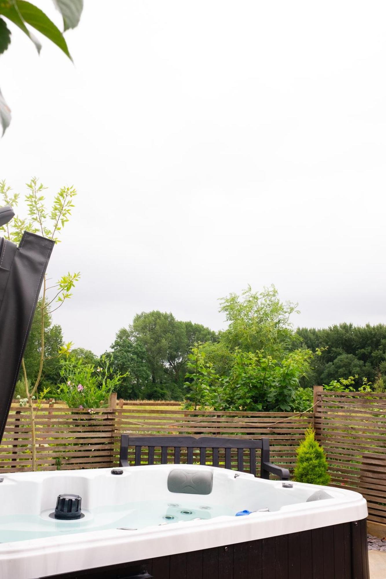Moors Wood Relaxing ,Tranquil Retreat With Hot Tub Villa Chippenham  Exterior photo